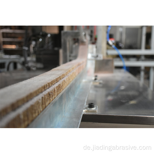 Maschine zur Herstellung von Lamellenschleifscheiben mit Schaftbefestigung